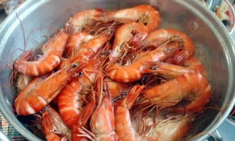 Hấp 14 kg tôm lấy tiền công 2,8 triệu đồng: Truyền kỳ chặt chém du khách